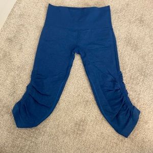 Cropped right below the knee blue lulu lemon leggings